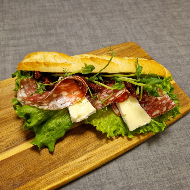 Baguette med salami & brie