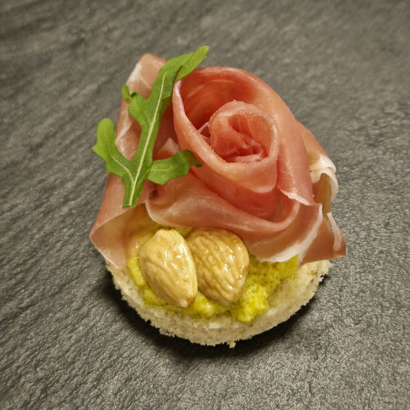 Kanapée - Prosciutto crudo & svampcrème med tryffel