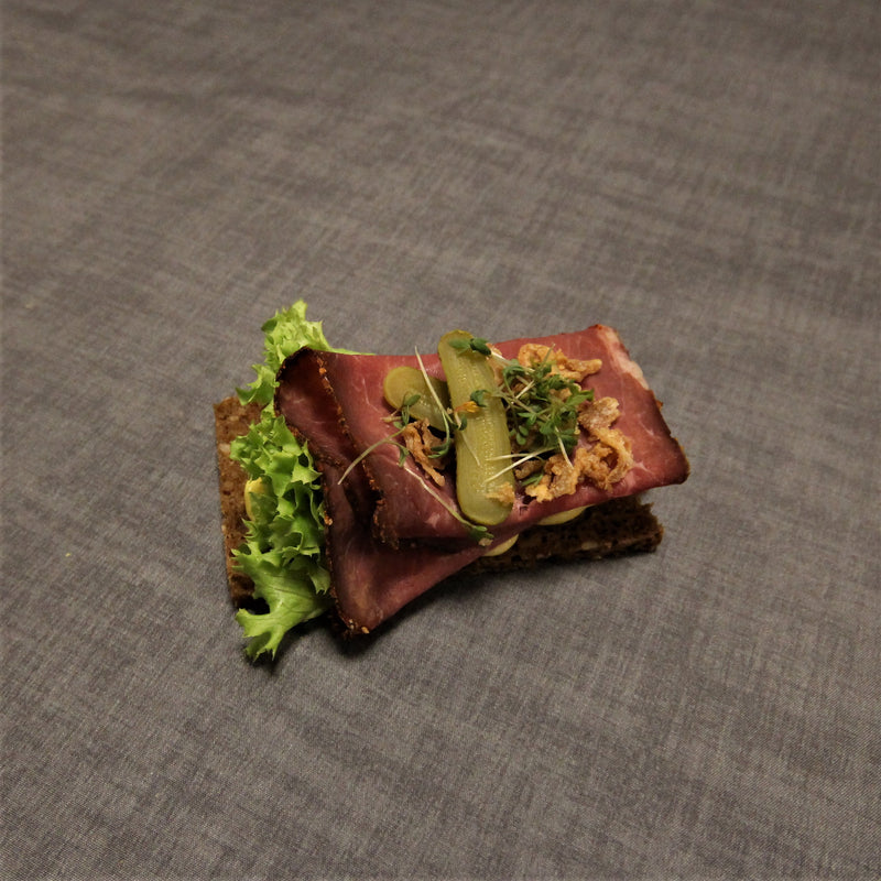 Smörrebröd rostbiff med curryremoulad & rostad lök