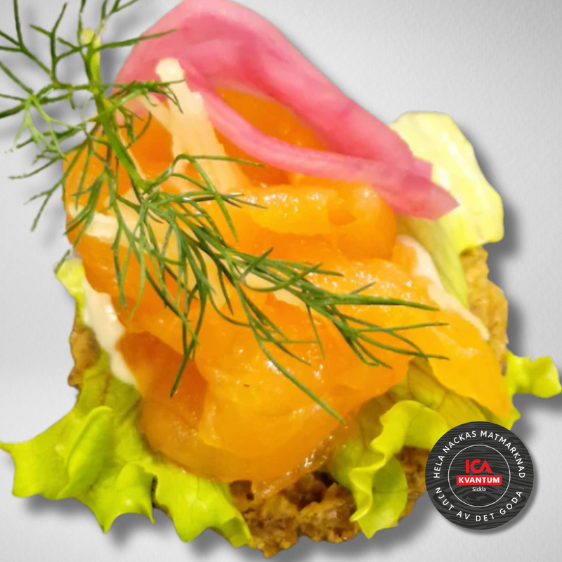 Kanapée - Kallrökt lax med pepparrotscrème & picklad rödlök